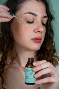 devojka nanosi niacinamid na lice