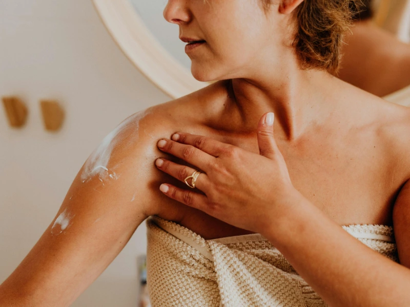 Žena nanosi kremasti body butter za svakodnevnu negu suve kože, bogat prirodnim uljima i vitaminima.